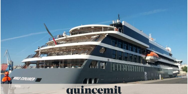 El crucero World Explorer, especializado en viajes de aventura, recala en A Coruña
