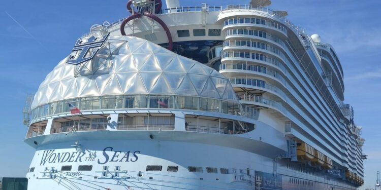 El 'Wonder of the seas' en el Puerto de València