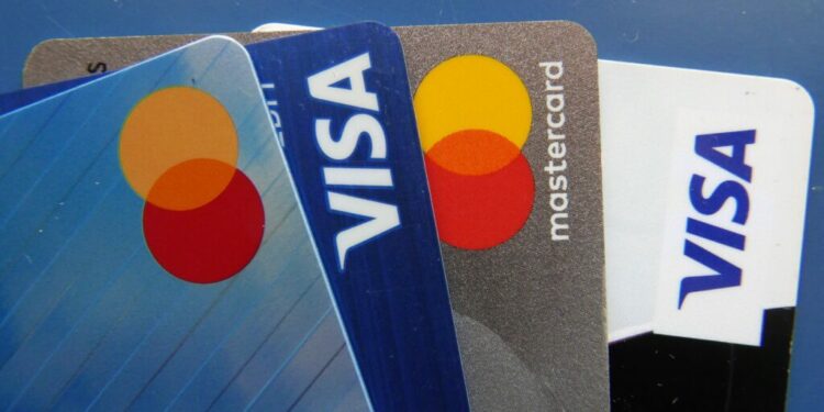 El gasto de la tarjeta de crédito aumentó en abril con los días festivos y las facturas de energía aumentando más, según muestra el informe de Barclaycard