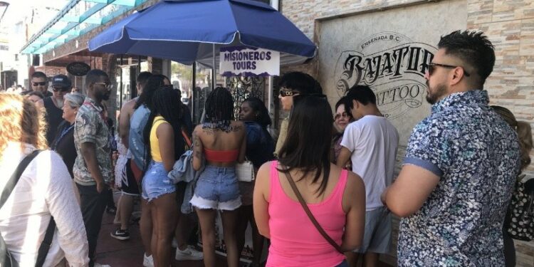 Empiezan a bajar turistas de los cruceros | Noticias de Tijuana