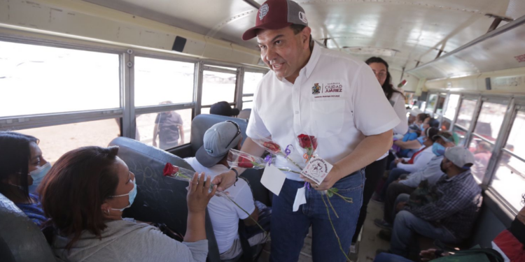 Entrega el alcalde rosas en crucero al sur de la ciudad