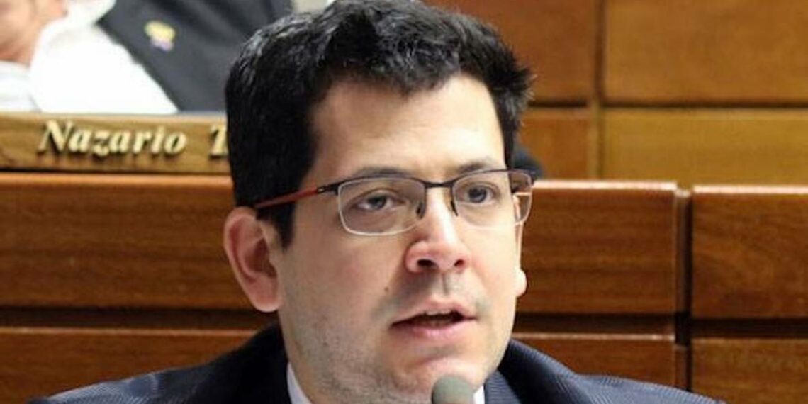 “Es una represalia a su lucha contra el narcotráfico”, dice Raúl Latorre
