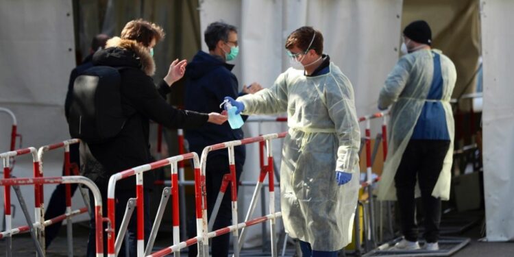 Eurocámara avala mantener un año más certificado covid-19 para viajes dentro de la UE