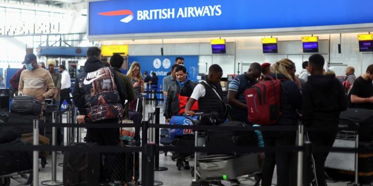 FOTO DE ARCHIVO: Pasajeros haciendo cola para facturar en el aeropuerto antes del fin de semana de Semana Santa, en el aeropuerto de Heathrow, en Londres, Reino Unido, el 14 de abril de 2022. REUTERS/Hannah McKay