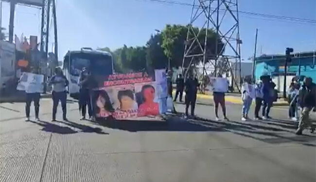 Familiares de jóvenes desaparecidos bloquean crucero de la 11 sur en Puebla