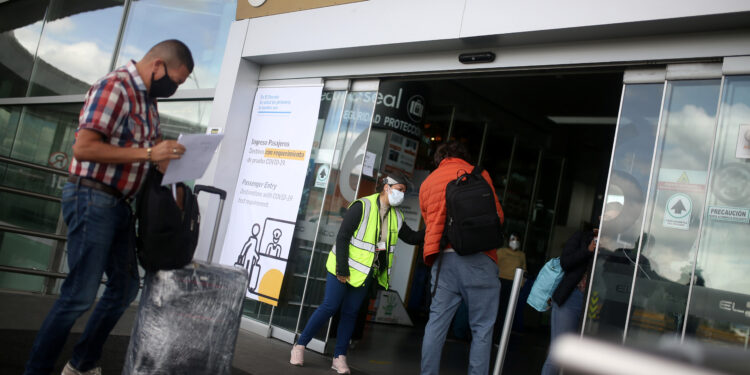 Imagen de archivo. Cifras de colombianos que viajaron al exterior en los primeros tres meses de 2022 ya llegaron a niveles prepandemia. Foto:  REUTERS/Luisa González