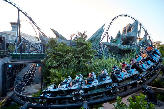 Jurassic World VelociCoaster es una atracción única en Orlando.