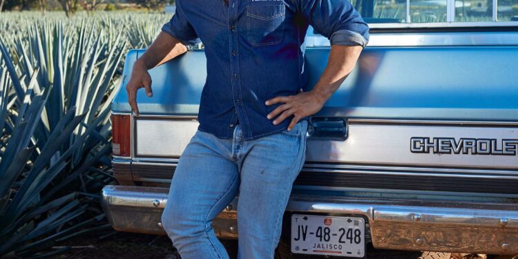 Visita Jalisco el actor «La Roca» para expandir la producción de su tequila