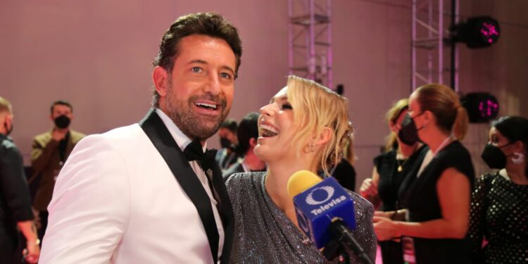 El actor Gabriel Soto y su pareja Irina Baeva.