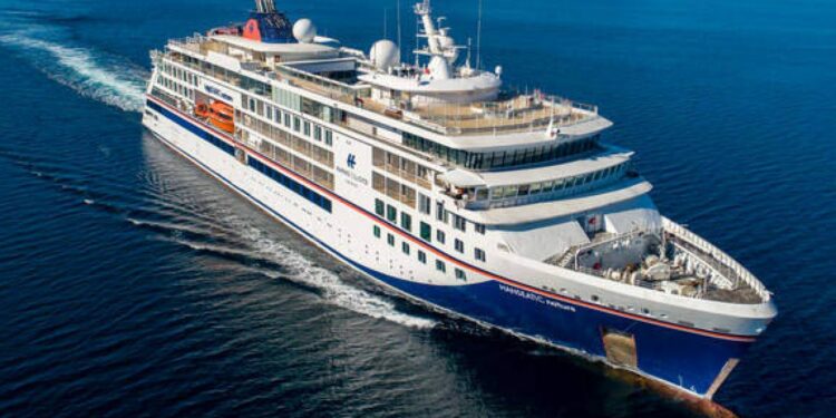 Gijón recibe el HANSEATIC NATURE, un crucero de Hapag Lloyd, procedente de Sevilla