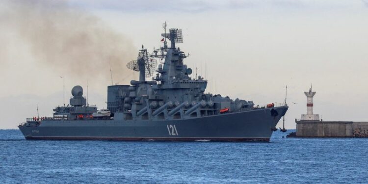 El crucero de misiles guiados de la Armada rusa Moskva en 2021 (REUTERS/Alexey Pavlishak)