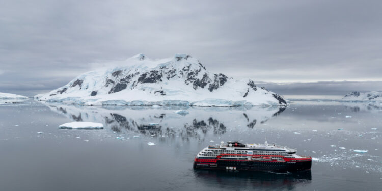 Hurtigruten presenta dos viajes de Polo a Polo