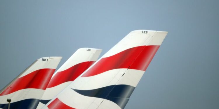 FOTO DE ARCHIVO: Logotipos de British Airways en el aeropuerto de Heathrow en el oeste de Londres, Reino Unido, 23 de febrero de 2018. REUTERS/Hannah McKay