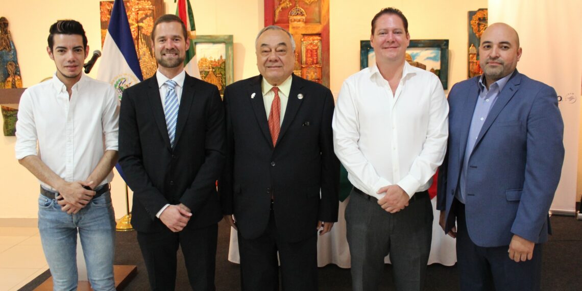 Aeroméxico celebra diez años de volar a San Salvador