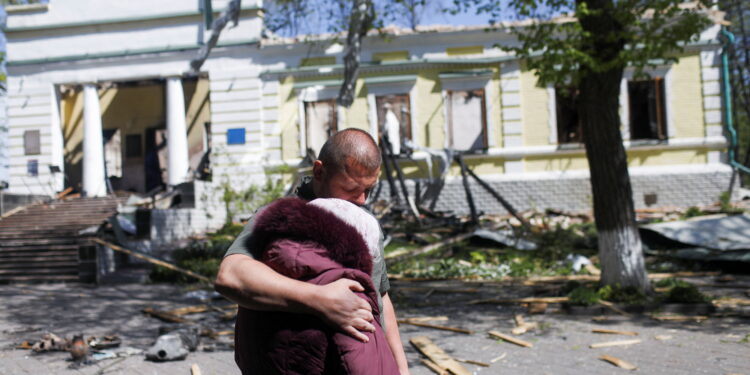 Dos personas en medio de la destrucción en Kharkiv (REUTERS/Ricardo Moraes)