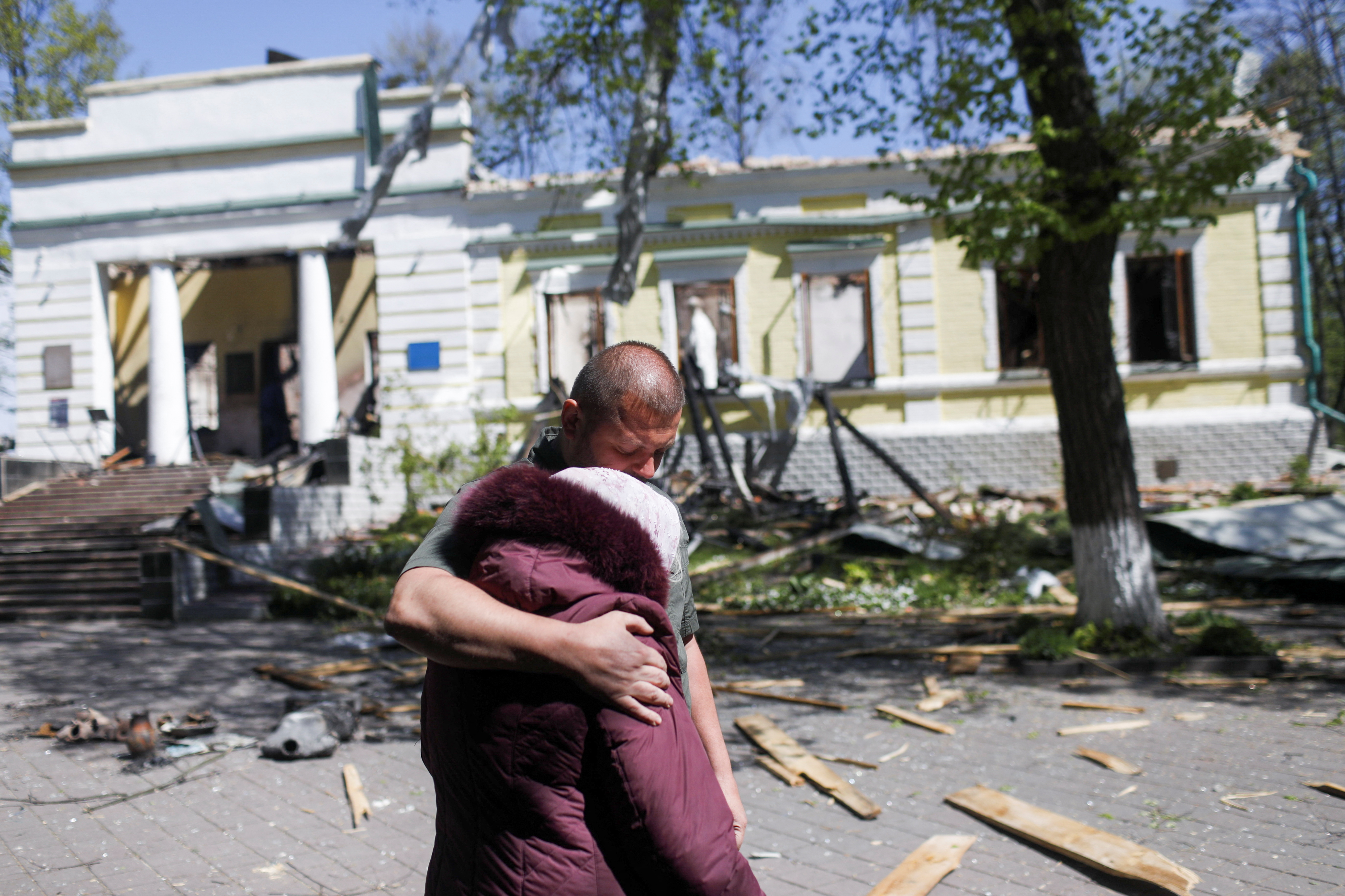 Dos personas en medio de la destrucción en Kharkiv (REUTERS/Ricardo Moraes)