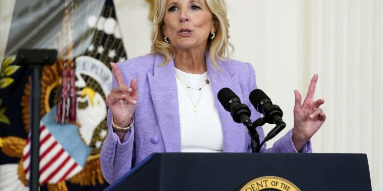 Jill Biden comienza gira por Europa para reunirse con refugiados ucranianos – El Financiero
