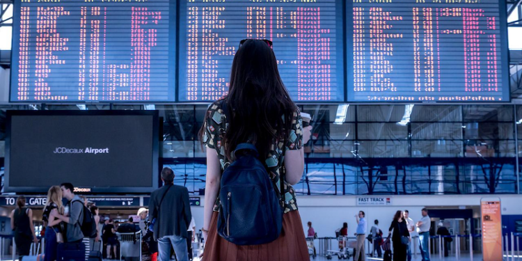 Aeropuerto mujer Planifica tu viaje paso a paso.png