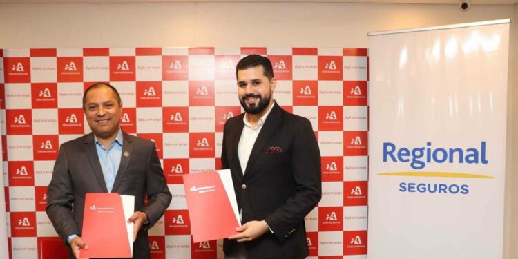 La Nación / Interasistencia y Regional Seguros celebran convenio de servicio de asistencia al viajero