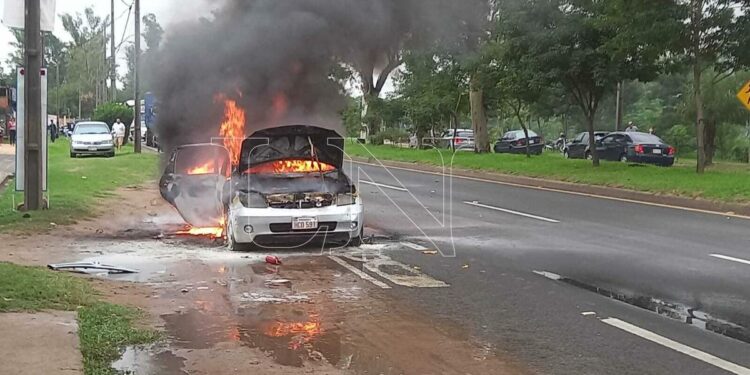 La Nación / Un automóvil se incendió en plena vía pública de Asunción