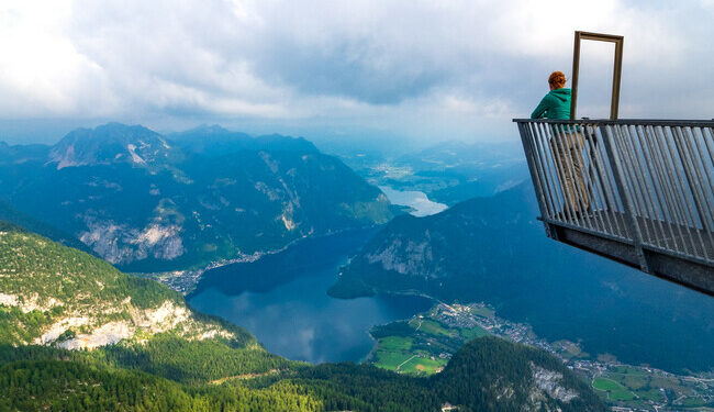 Mujer en la plataforma de observación de 5 dedos, en la cima de la montaña Krippenstein