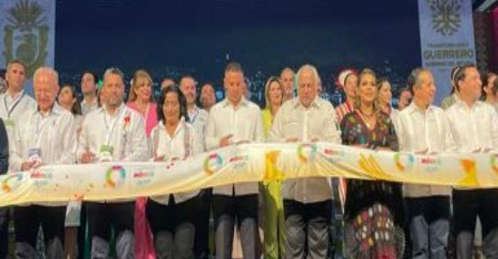 Autoridades de los tres &oacute;rdenes de gobierno, l&iacute;deres de c&aacute;maras y asociaciones del sector, turoperadores, agentes de viajes y empresas tur&iacute;sticas realizaron el corte de list&oacute;n con el que dio inicio el Tianguis Tur&iacute;stico 2022 en Acapulco