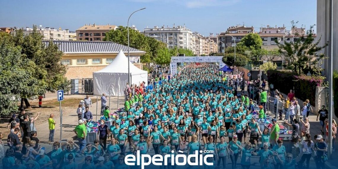 La ‘marea turquesa’ de la Cursa de la Dona Vicky Foods inunda las calles de Gandia