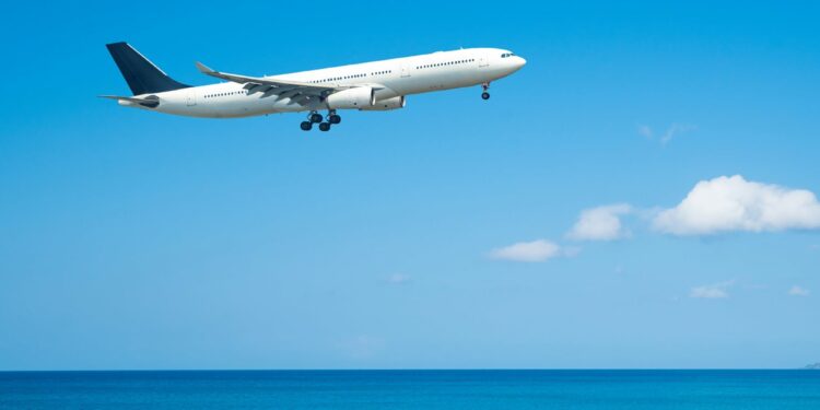 Los precios de los vuelos alcanzan niveles récord y levantan banderas rojas para los viajes de verano