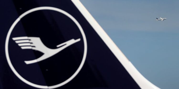 FOTO DE ARCHIVO. Un avión de Lufthansa despega detrás de un avión en tierra en el aeropuerto de Fráncfort, Alemania. 2 de junio de 2020. REUTERS/Kai Pfaffenbach