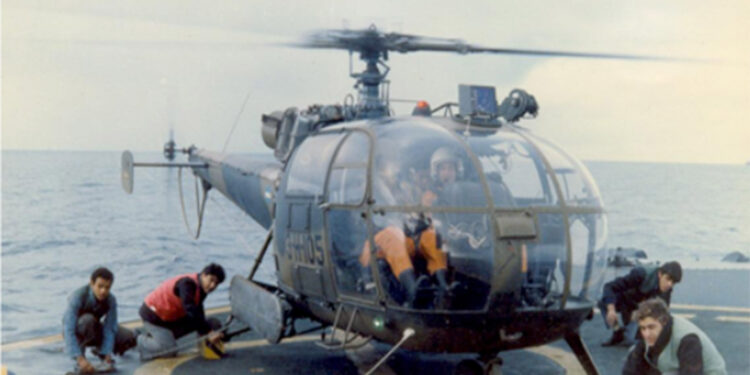 El helicóptero Alouette con el teniente de corbeta Mario Carranza Horteloup y como piloto el teniente de fragata José Callisto