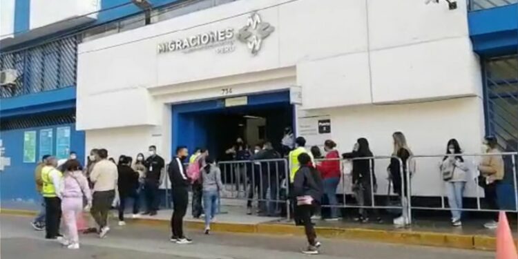 Migraciones: Ciudadanos con viajes programados forman largas filas para obtener su pasaporte