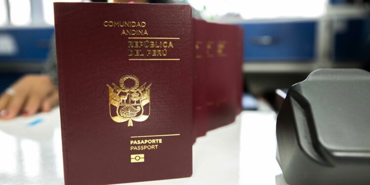Migraciones: usuarios forman largas colas y denuncian mafias que venden sitios para tramitar pasaporte