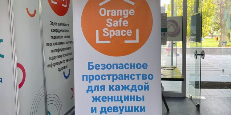 “Espacio seguro naranja” del Fondo de Población de las Naciones Unidas (UNFPA) en el recinto ferial reconvertido en centro de acogida y tránsito de refugiados, en Moldova