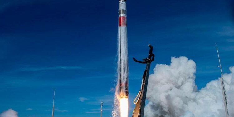 Otra empresa de viajes espaciales logró recuperar un cohete en pleno vuelo con un helicóptero