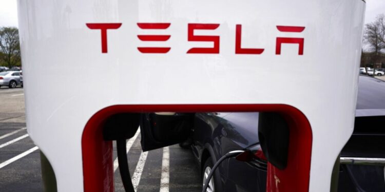 Pagar Tesla viajes a empleadas para que puedan abortar