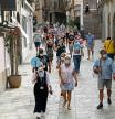 Pasajeros del buque 'Mein Schiff 2', el primer crucero que visita Baleares en 2021, visitan la ciudad de Palma de Mallorca tras la llegada del buque a la Estación Marítima del Puerto de Palma, a 17 de junio de 2021, en Palma de Mallorca, Islas Baleares (España). Alrededor de 1.000 pasajeros alemanes procedentes de Málaga llegan hoy a Palma en el primer crucero después de 15 meses sin que ningún buque de estas características llegara a la ciudad a causa de la pandemia. 17 JUNIO 2021;TURISMO;VIAJES;BALEARES;CRUCEROS Isaac Buj / Europa Press 17/06/2021