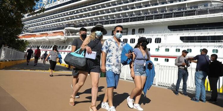 Pasajeros de un crucero que viajaba de Miami a Seattle denuncian el caos a bordo tras un brote de COVID-19