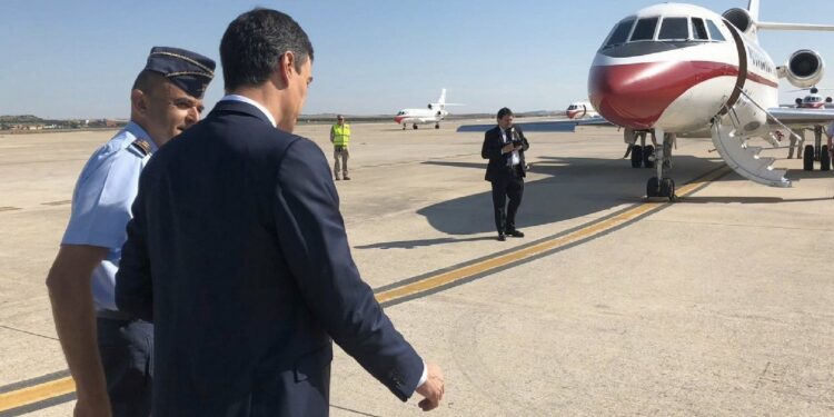 Pedro Sánchez protege como "secreto" sus viajes en Falcon mientras destapa el espionaje por "transparencia"