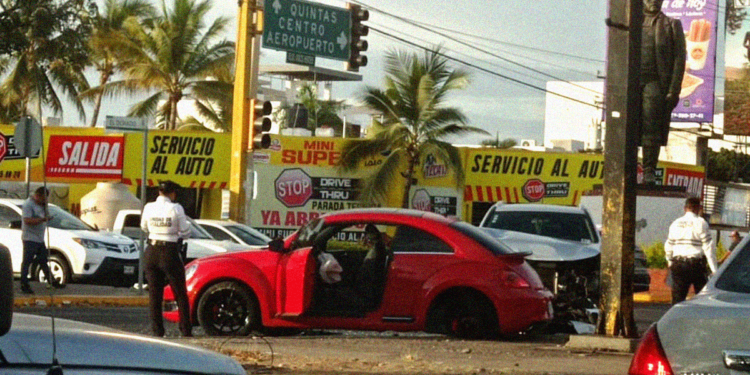 Choque ocurrido este mismo lunes 11 de abril en Niños Héroes y Xicoténcatl. FOTO: Josué David Piña