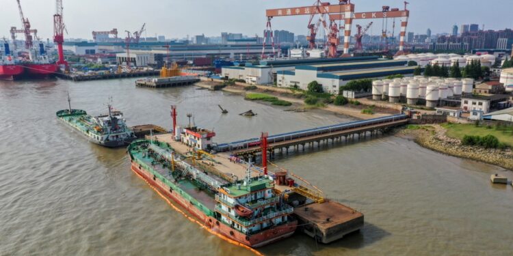 Petróleo sube por mayor demanda ante temporada de viajes en-EU