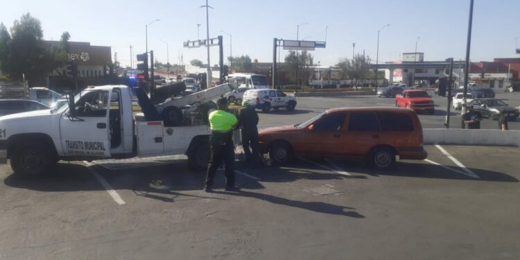 Por andar vendiendo nueces en el crucero, policías de San Miguel de Allende se los llevan detenidos
