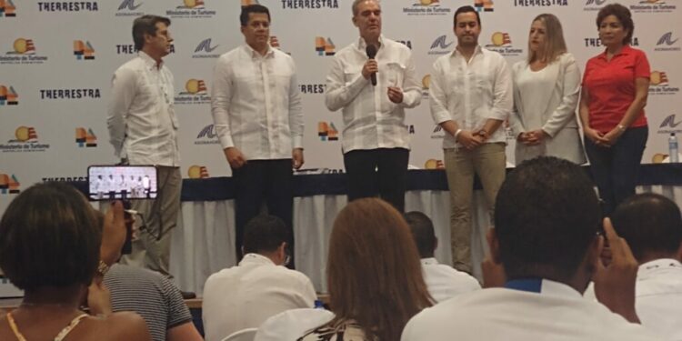 Presidente Luis Abinader y ministro David Collado reciben reconocimiento a la Mejor Campaña de Promoción Turística – Diario Social RD