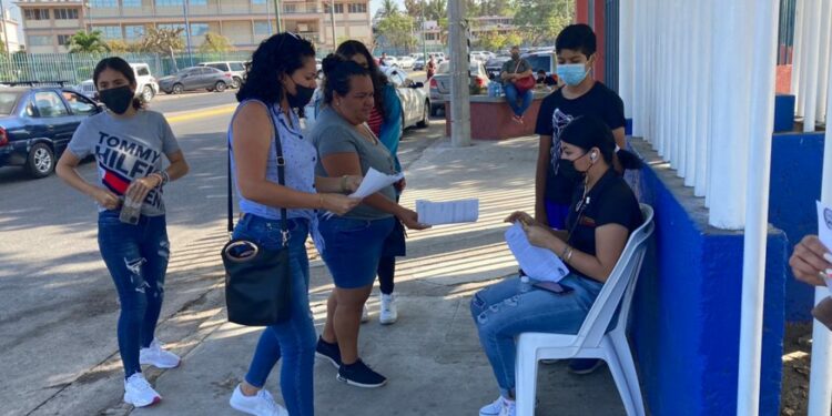Pubertos acuden a aplicarse la Pfizer contra el Covid-19: sedes, horarios y síntomas