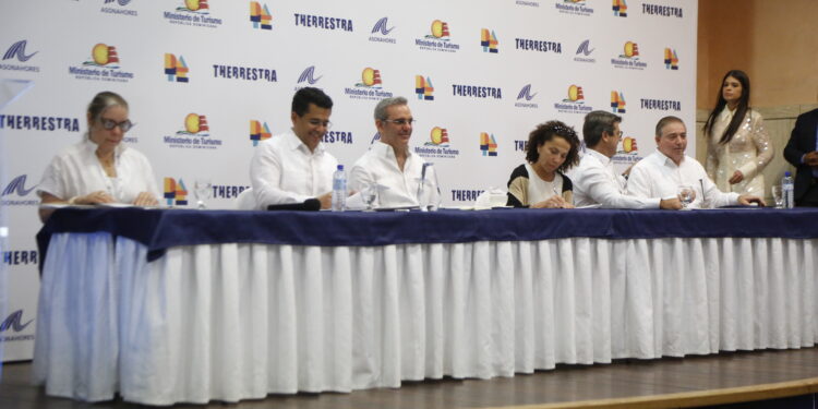 RD firma acuerdos con importantes aerolíneas de Canadá para potenciar turismo