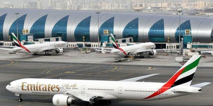 AP/ADAM SCHRECK  -   Avión de Emirates en el Aeropuerto Internacional de Dubái, Emiratos Árabes Unidos
