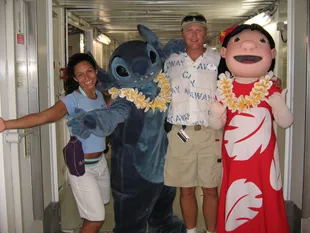 Gaby Ricci y Pieter Pretorius con los muñecos de Lilo y Stitch.