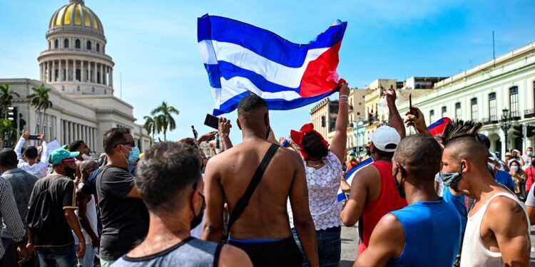 Senadores de EU critican medidas a Cuba; "Incrementar viajes no fomentar&aacute; la democracia en la isla", advierten