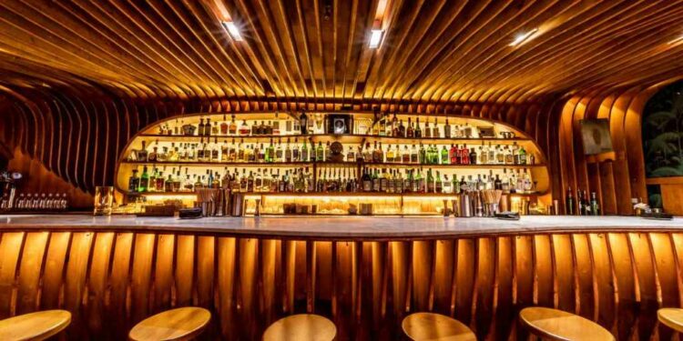 Interior de Paradiso, bar de Barcelona en el número 3 de la lista