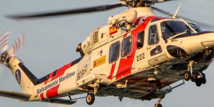 Un helicóptero de Salvamento Marítimo evacúa a un pasajero de un crucero en el Estrecho