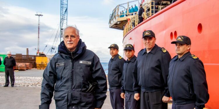 Veteranos del crucero General Belgrano navegan hacia el sitio de su hundimiento